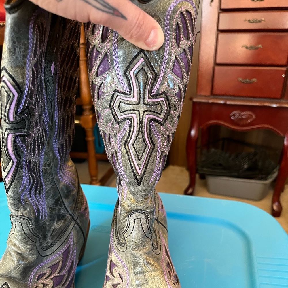 Corral vintage cross and wings cowboy boots size 7&1/2